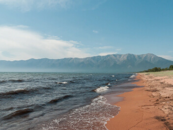 песчаный пляж Байкала